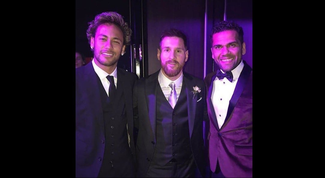 Neymar fue el punto de los comentarios por su inusual look que lució en el matrimonio de Antonella Roccuzzo y Lionel Messi. (Fotos: Instagram)