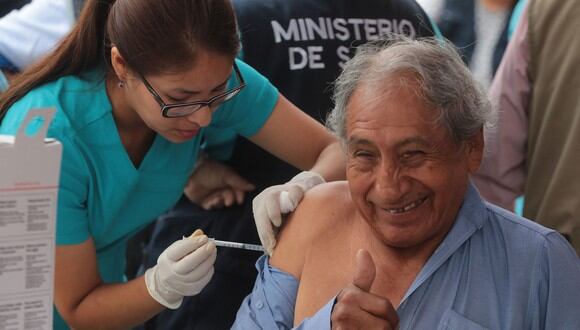 Ministerio de Salud instaló en centros comerciales 13 puntos de vacunación para el grupo adulto vulnerable. (Foto: Andina)