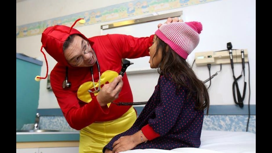 Médico se viste de Chapulín Colorado para atender a sus pacientes.
