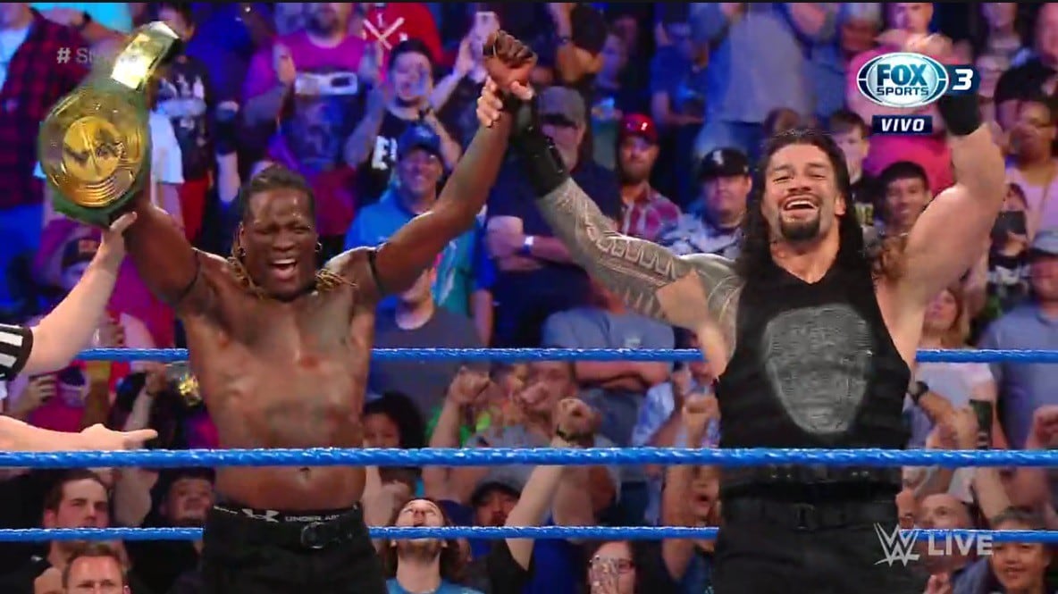 Roman Reigns y R-Truth vencieron a Elías y Drew McIntyre. (Captura Fox Sports 3)
