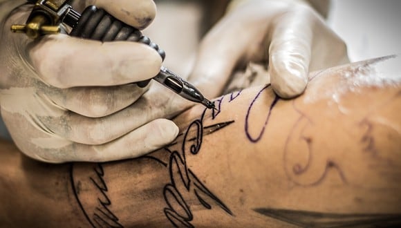 Gary Stephens, el tatuador amigo de la pareja, fue el encargado de hacer el curioso retrato, al que añadió algunas papaditas de más. (Foto: Pixabay/ referencial)