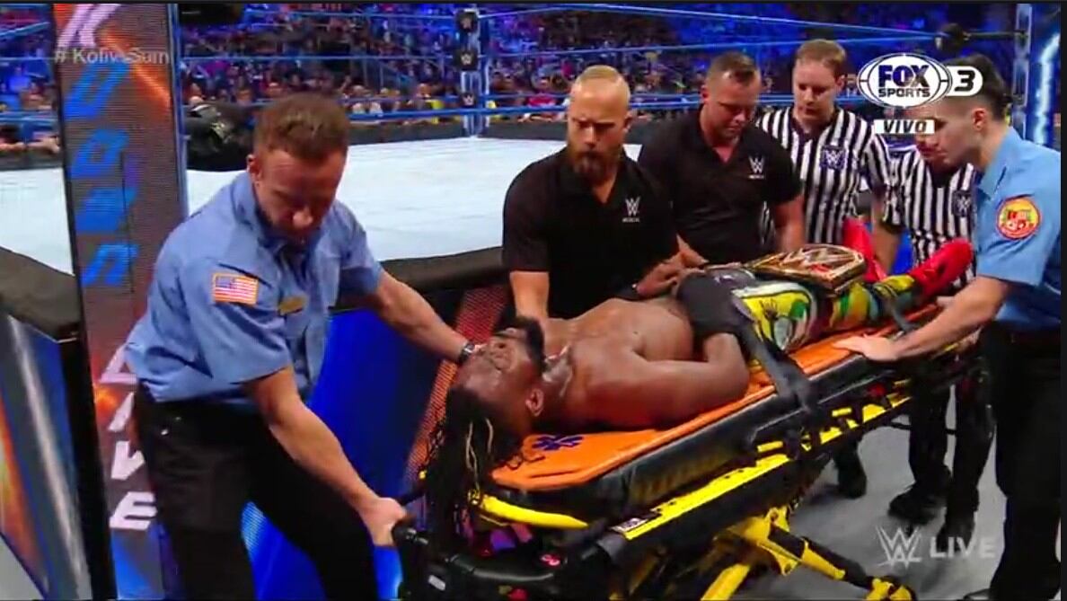 Kofi tuvo que ser retirado del ring en camilla. (Captura Fox Sports 3)