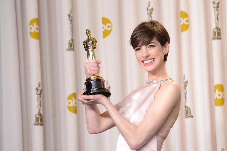Oscar 2019: Anne Hathaway bromea sobre la falta de anfitrión en la ceremonia. (Foto: AFP)