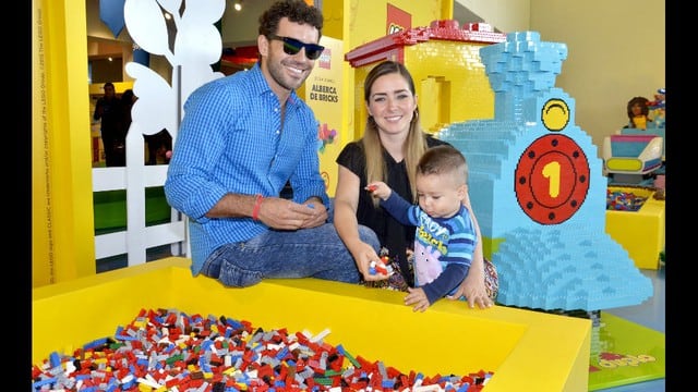 Ariadne Díaz y Marcus Ornellas junto a su hijito.