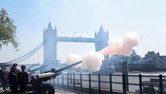 Los miembros de la Honorable Compañía de Artillería montan guardia durante el fuego del 62 Gun Royal Salute para el cumpleaños de la Reina, desde Tower Wharf, junto al Tower Bridge, en el centro de Londres, el 21 de abril de 2022. (Foto de Adrián DENNIS / AFP)