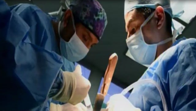 Menor llega al hospital con un cuchillo clavado en el cráneo y médicos le salvan la vida
