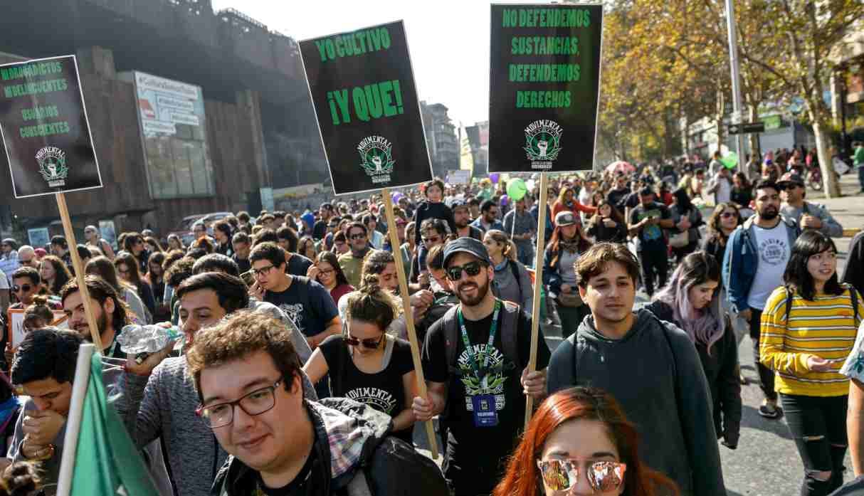 Las personas participan en la marcha "Cultive sus derechos" para exigir la legalización de la marihuana, en Santiago, el 18 de mayo de 2019. (Foto: AFP)