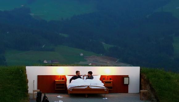 Los usuarios pueden encontrar este hotel en distintas partes como en la montañosa campiña suiza, en medio de un viñedo y en una gasolinera.
(captura: Youtube / The Star)