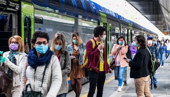 Los pasajeros llegan de los trenes regionales a la estación de tren de Cardona en Milán (Photo by Miguel MEDINA/AFP).