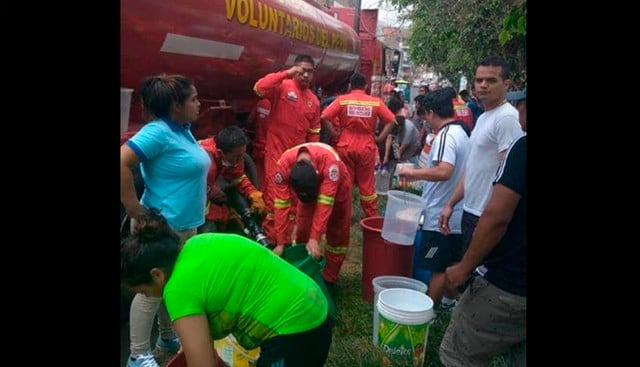 El cuerpo de Bomberos también llegó a San Juan de Lurigancho con camiones de cisterna. (Fotos: Bomberos)