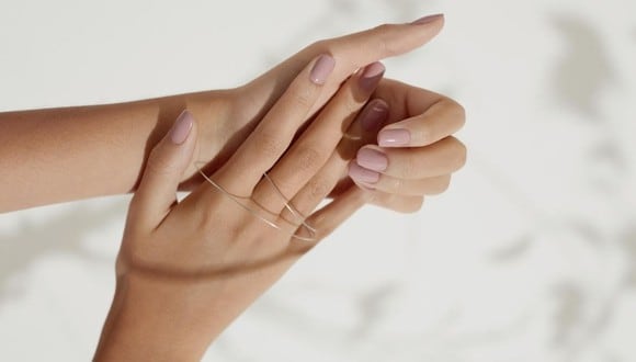 Limpia tus uñas con alcohol y luego aplica una base fortalecedora. (Foto: Natura)