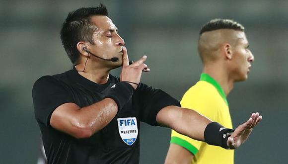 Julio Bascuñán fue el árbitro principal del Perú-Brasil de octubre pasado. (Foto: AFP)