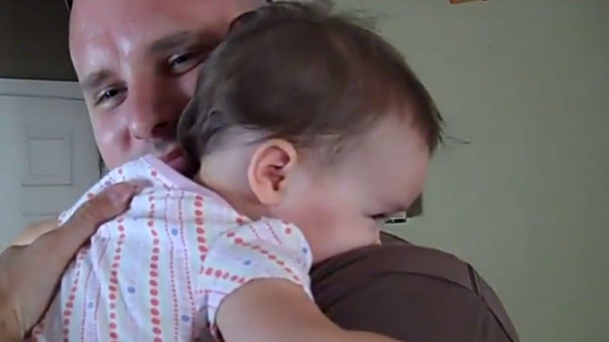 Bebé reacciona de la manera más dulce a ver a su papá.