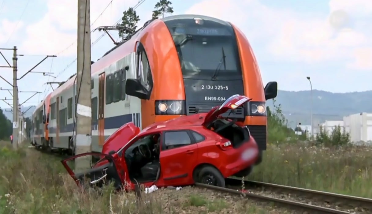 Las autoridades investigan por qué el vehículo se detuvo sobre los rieles del tren. (Foto: CEN)