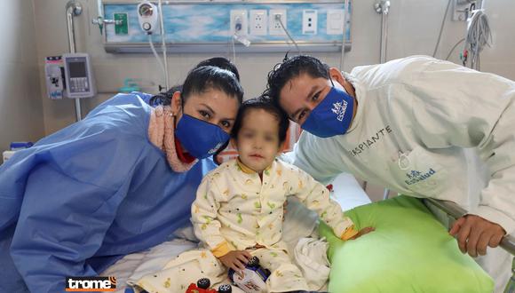 Papá salvó la vida de su niño al donarle parte de su hígado. Cirugía se realizó en el hospital Almenara. (Isabel Medina/Trome /A. Arteaga / EsSalud)