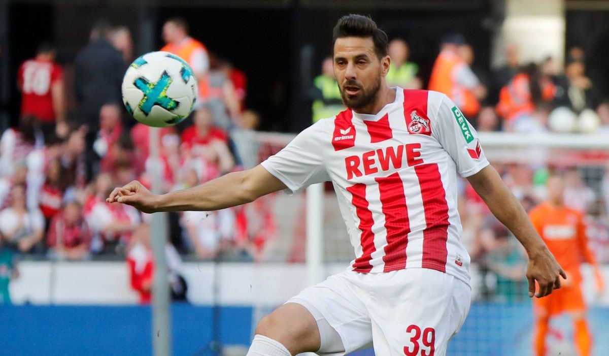 Claudio Pizarro descendió con Colonia tras perder 3-2 con Friburgo en la Bundesliga