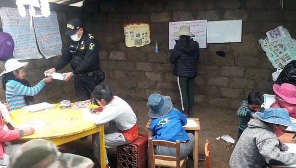 Apurímac: Policías enseñan matemáticas a escolares en comunidad donde no llega el internet