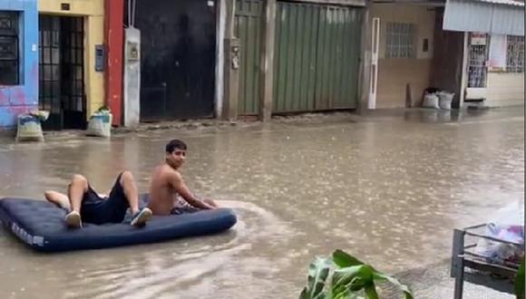 Jovenes navegan por la inundación con un colchón inflable y se vuelven virales en TikTok (Foto: TikTok/ @anahiballenalaban)