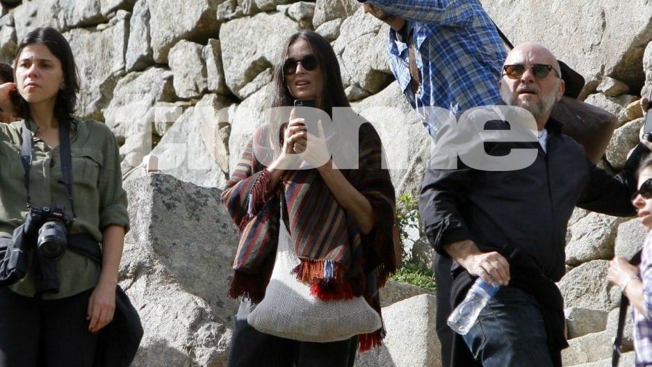 Demi Moore vistió un poncho peruano durante su visita. (Percy Hurtado)