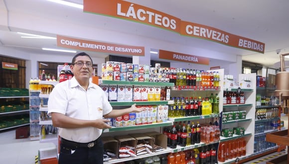 Roberto Carlos Cárdenas es dueño de ‘Súper Market’ en Los Olivos. Fotos: Violeta Ayasta.