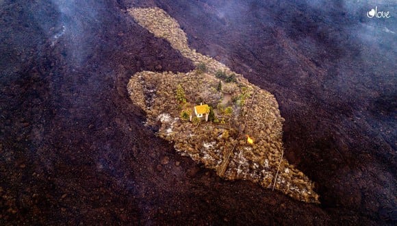 Una casa se salvó de ser arrasada por la lava del volcán Cumbre Vieja en la zona de El Paraíso en las Islas Canarias (Foto: Facebook I Love The World)