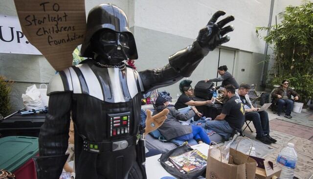 A una semana del estreno de Star Wars, fanáticos acampan en cine de Los Ángeles. (Foto: AFP)