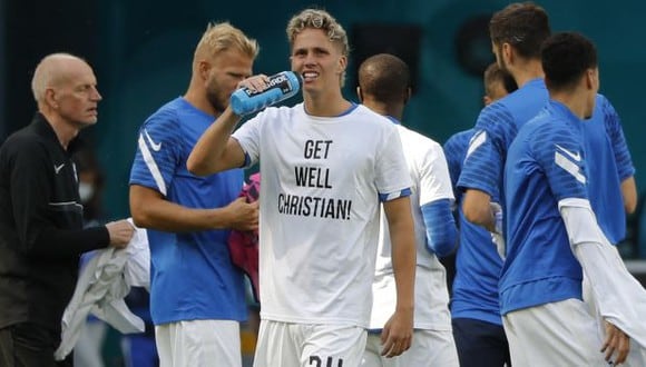 La selección de Finlandia salió al campo con una camiseta con un mensaje para Christian Eriksen. (Foto: AFP)