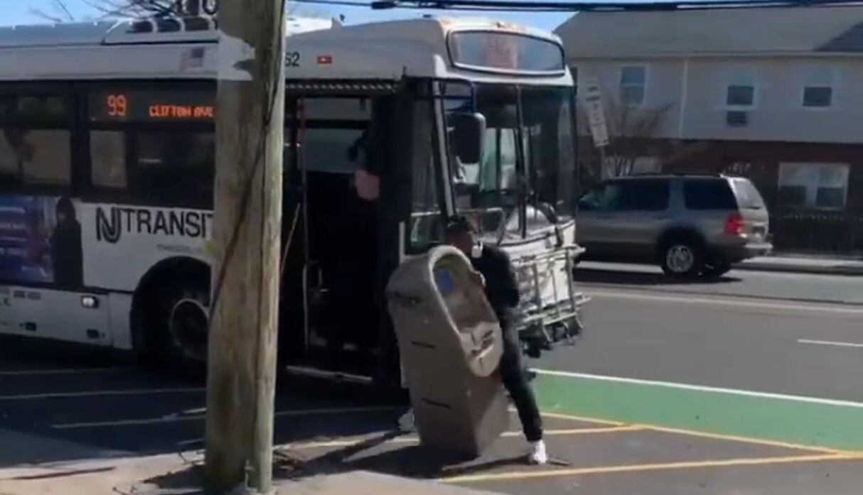 El sujeto intentó ingresar a un bus con el cajero automático. (YouTube: Telerondamx)