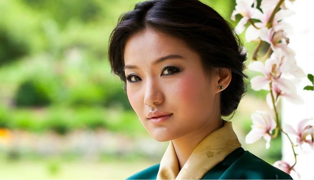 Mujer vive un cuento de hadas tras casarse con un príncipe y convertirse en reina de Bután