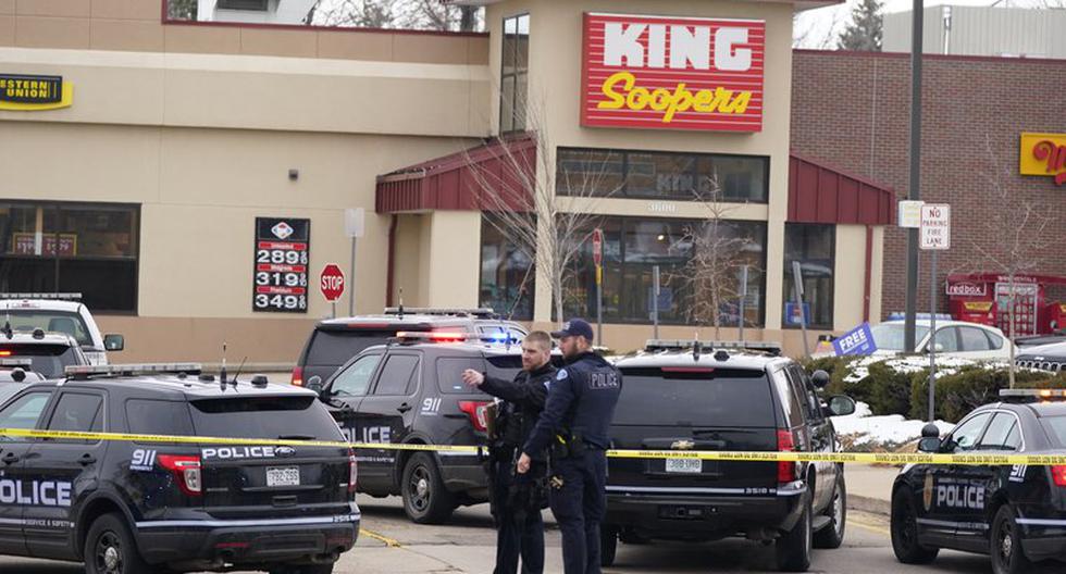 La policía trabaja en la escena fuera de una tienda de comestibles King Soopers donde tuvo lugar un tiroteo el lunes 22 de marzo de 2021, en Boulder, Colorado (AP / David Zalubowski).