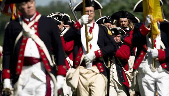 Los recreadores de guerra participan en las celebraciones del Día de la Independencia en la residencia de George Washington en Mount Vernon, Virginia, el 4 de julio de 2022. (Foto de Stefani Reynolds / AFP)