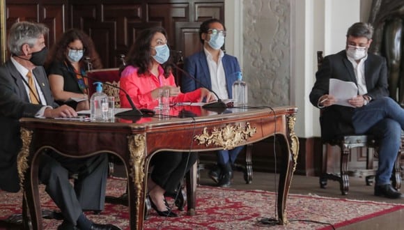 El expresidente Francisco Sagasti y la extitular de la PCM Violeta Bermúdez suscribieron las resoluciones de renuncia de los ministros. (Foto: Andina)