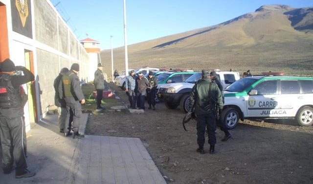 Un grupo de policías de Tacna se dirige al establecimiento penitenciario para restablecer el orden (Foto: El Comercio)