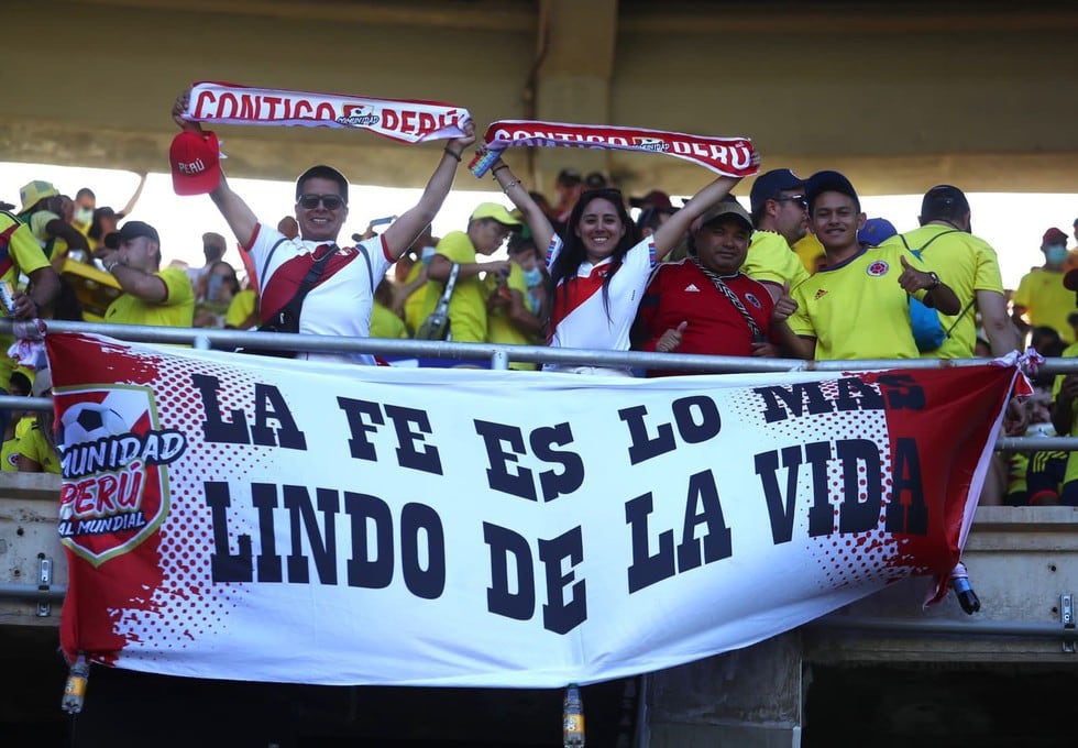 El aliento de los hinchas de la selección peruana en el Metropolitano de Barranquilla. (Foto: FPF)