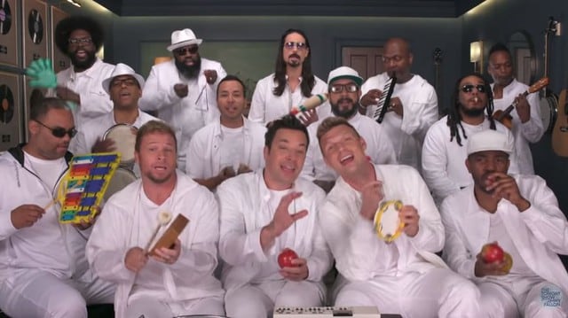 Los Backstreet Boys se animaron a interpretar su éxito con instrumentos de juguete. (Créditos: USI)