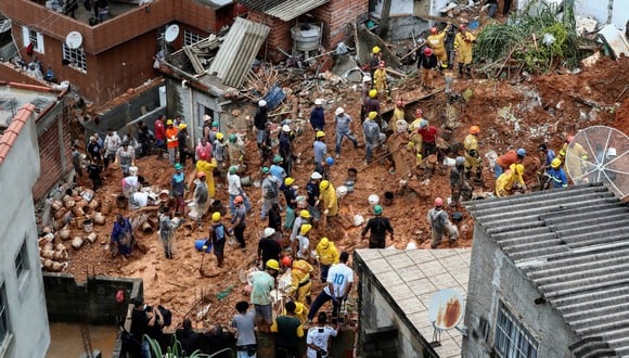Bomberos y voluntarios trabajan en el área de un deslizamiento de tierra provocado por fuertes lluvias en el barrio Jardim Paulista de la ciudad de Franco da Rocha, en el estado de Sao Paulo (EFE/ Sebastiao Moreira)