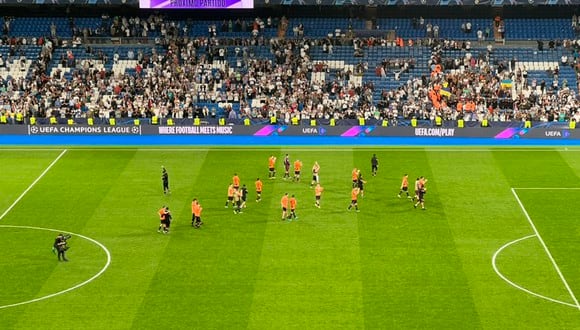 La ovación del Bernabéu a los futbolistas ucranianos. (Foto: Agencias)