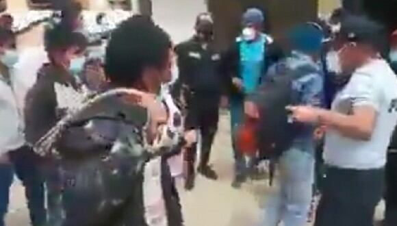 Piura: Ronderos golpean con látigo a policía por impedir que ingresen a municipalidad (Foto: captura de pantalla)