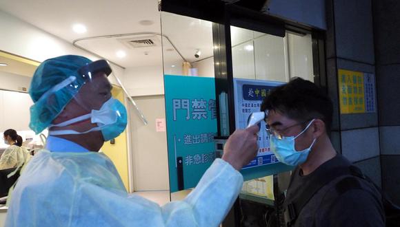 Entre las medidas más efectivas aplicadas por Taiwán está la del seguimiento a la cadena de contagios de un infectado. El gobierno rastreará hasta 150 contactos suyos y los someterá a una cuarentena domiciliaria de 14 días, incluso si dan negativo. (Foto: EFE)