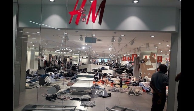 Manifestantes contra el racismo destruyen tiendas de H & M en Sudáfrica. Foto: Twitter