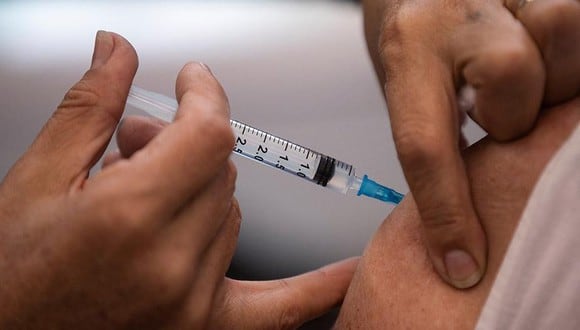 Las autoridades anunciaron la semana pasada que a partir de la segunda quincena de febrero comenzarán a aplicar la cuarta dosis de la vacuna. (Foto: Efe)