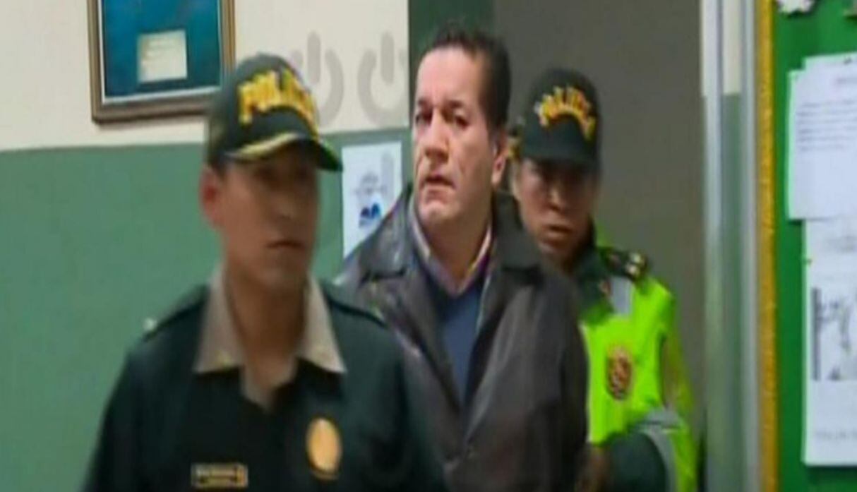 El docente Julio Alegría Cueto fue detenido acusado de acosar a una alumna de 19 años. (Capturas: Buenos Días, Perú/Latina)
