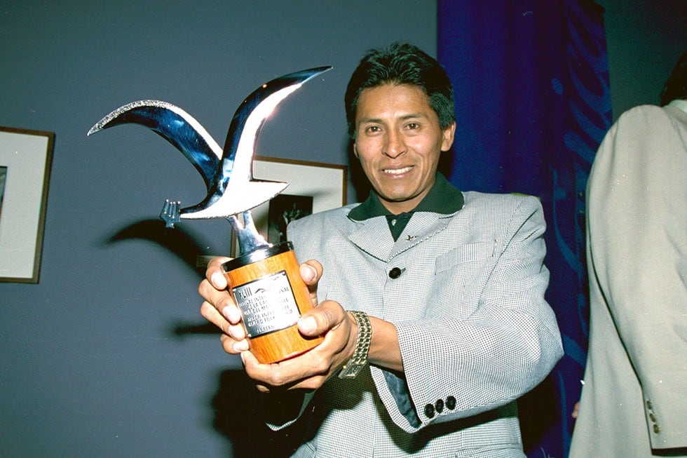 Eduardo Anhuamán Cáceda, mejor conocido como Eduardo del Perú, fue el primer peruano que ganó la ansiada Gaviota de Plata en el Festival de Viña del Mar 2002. El folclorista nacional se impuso en este concurso con el tema 'Juramento', además se llevó los trofeos a Mejor Interpretación y Mejor Canción.