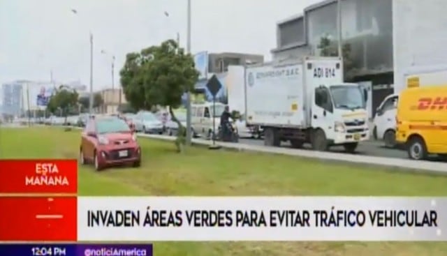 Ninguna autoridad detiene las maniobras temerarias de los conductores en la Costanera. (Capturas: América Noticias)