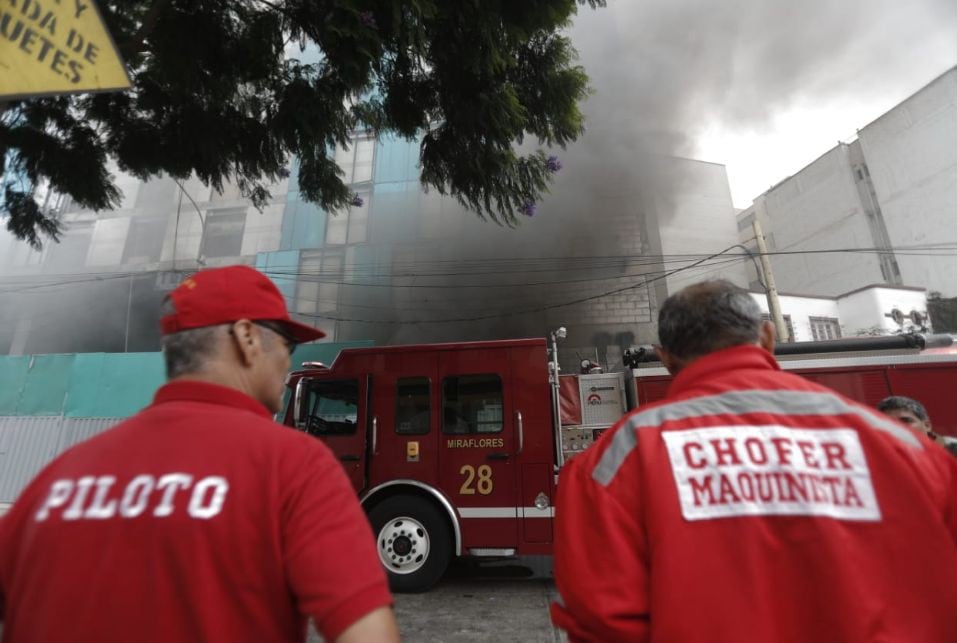 Al lugar llegaron 26 unidades que siguen atendiendo la emergencia, según el portal de los hombres de rojo. (Foto: Renzo Salazar/ GEC)