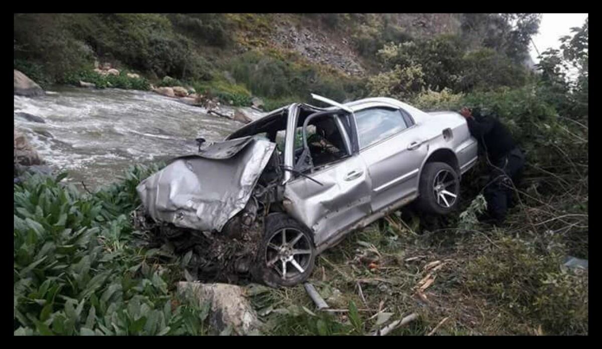 Chofer cayó a un abismo de 120 metros con su auto y muere aplastado.