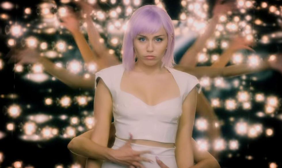 Miley Cyrus sorprende al aparecer en tráiler de quinta temporada de 'Black Mirror'