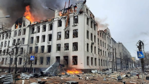 Esta foto publicada por el Servicio Estatal de Emergencias de Ucrania muestra a los bomberos extinguiendo un incendio en el edificio del departamento de policía regional de Járkov. (Foto: UKRAINE EMERGENCY MINISTRY PRESS SERVICE / AFP)