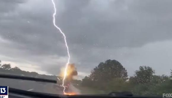 El rayo se presentó durante un intensa tormenta en el sur de Florida. (Foto: FOX 13 Tampa Bay/YouTube)