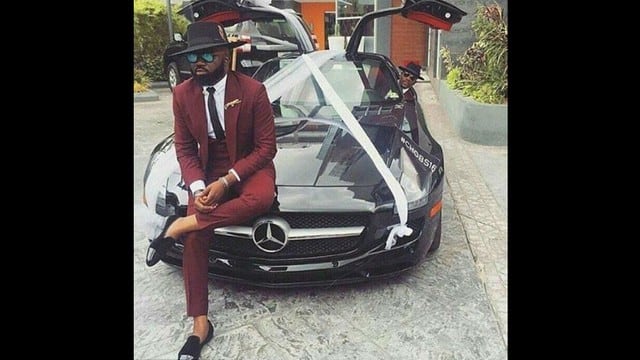 Jóvenes ricos lucen sus carros y aviones en Nigeria.